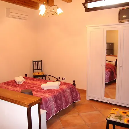 La Finestra Sotto La Rocca チェファル